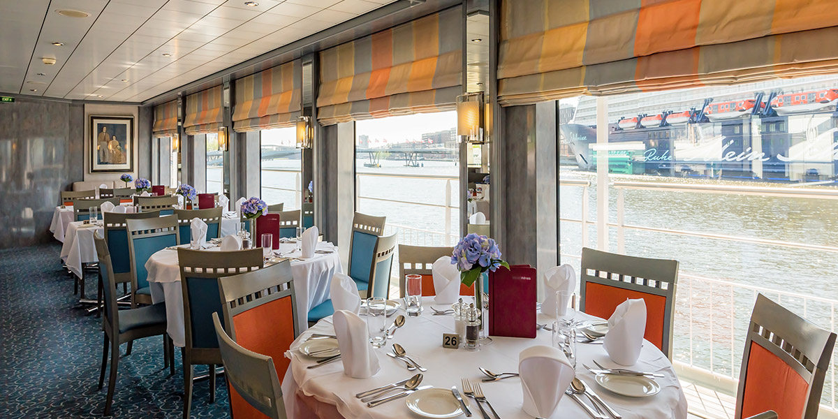 El Restaurante del MS Bellejour ofrece grandes ventanales panorámicos para no perder detalle del paisaje CRUCEROS MS BELLEJOUR CRUCEMUNDO CRUCEROS FLUVIALES RHIN CRUCEROS FLUVIALES DANUBIO CRUCEROS FLUVIALES ALEMANIA CRUCEROS FLUVIALES AUSTRIA CRUCEROS FLUVIALES EN ESPAÑOL CRUCEROS CRUCEMUNDO CRUCEROS FLUVIALES CRUCEROS POR RIO CRUCEROS RIN CRUCEROS DANUBIO CRUCEROS RHIN DANUBE CRUISES RHINE CRUISES MS BELLEJOUR CRUISES CRUCEROS BELLEJOUR #Crucemundo #CrucerosFluviales #CrucerosRhin #CrucerosDanubio #CrucerosPaisesBajos #CrucerosenEspañol